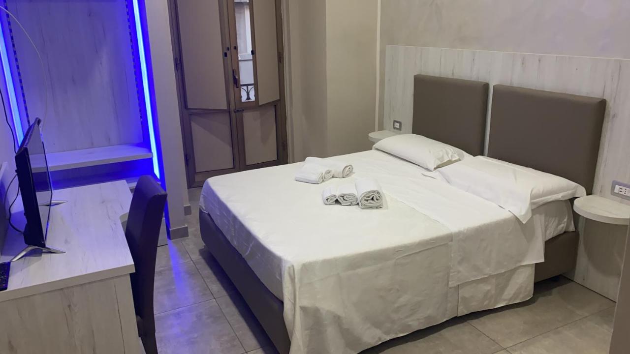 Hotel Poker Неаполь Экстерьер фото