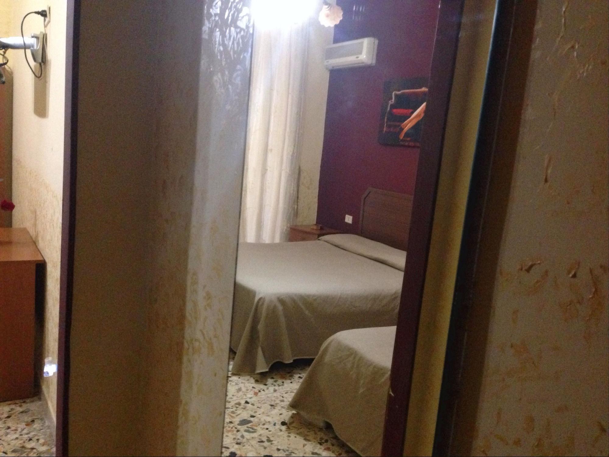 Hotel Poker Неаполь Экстерьер фото