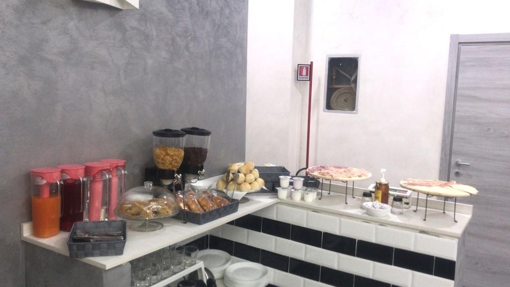 Hotel Poker Неаполь Экстерьер фото
